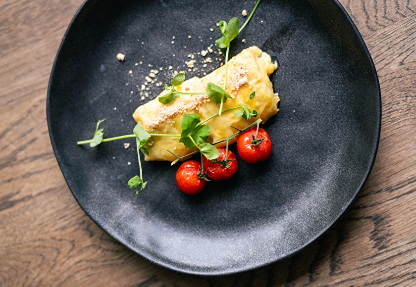 Gerecht in het restaurant van Buitenplaats De Bergse Bossen, met tomaat