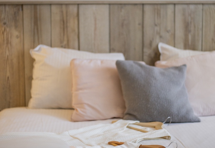 Bed met kussens