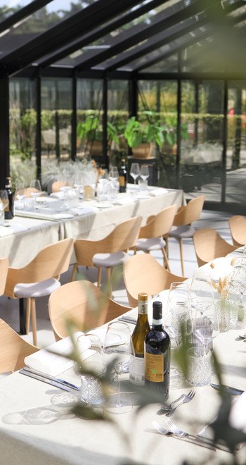 Ruimte van een private dining setting voor een groepsdiner in de kas middenin de Utrechtse Heuvelrug